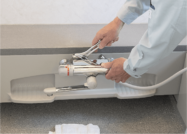 交換部品を外します