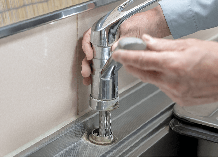 交換部品を外します